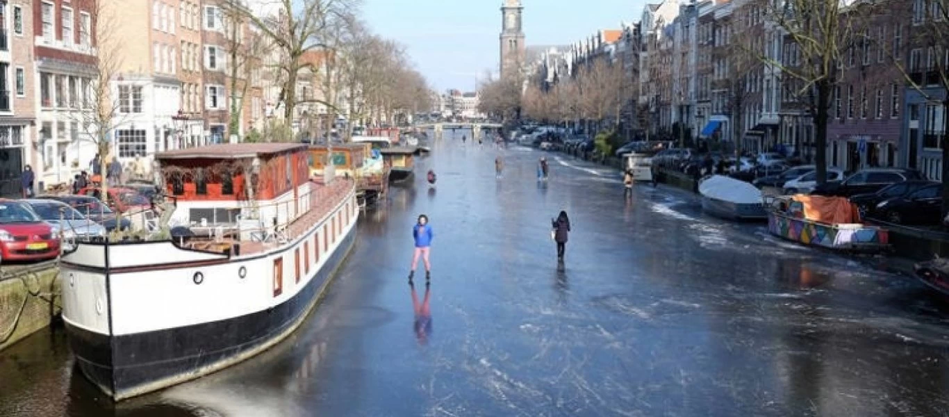 Ολλανδία: Πάγωσαν τα κανάλια στο Άμστερνταμ - Βγήκαν για πατινάζ οι κάτοικοι (βίντεο)